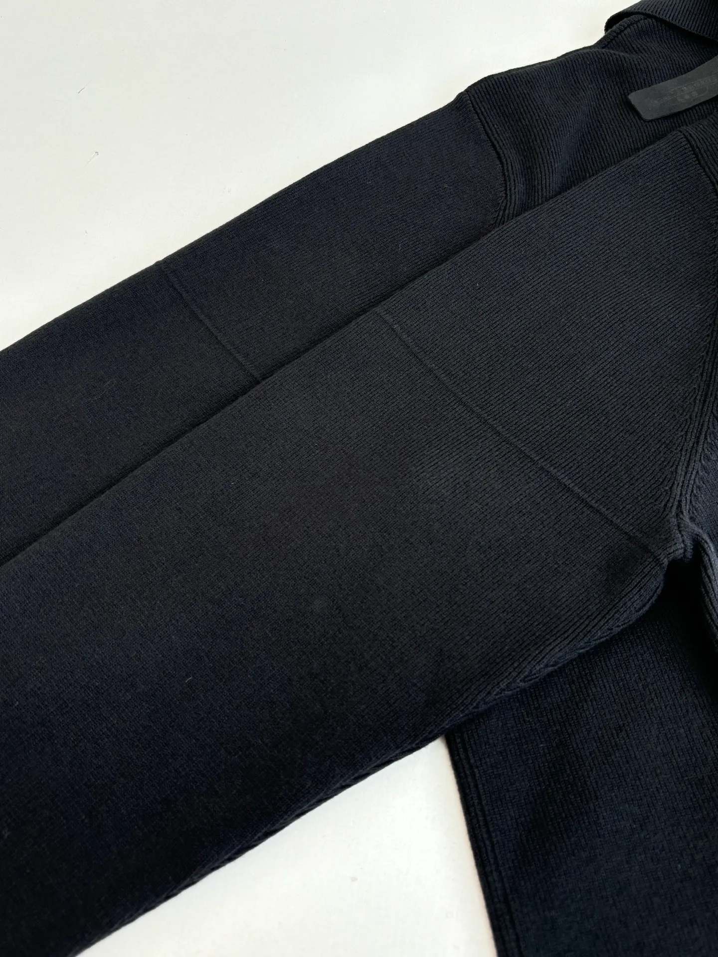 P630 Chrome Hert*/Chrome Heart 25SS Ch wool-spliced ​​leather Sanskrit embroidered knitted cardigan. The wool yarn is made of 26-count double-ply high-proportion Merino wool. The flat machine is knitted by Stor 352 imported from Germany. The back, collar and placket are cut and cut with genuine sheepskin. The embroidery is printed multiple times according to the original version using an imported machine. The mold opening hardware is aged and oxidized. Size: S/M/L
